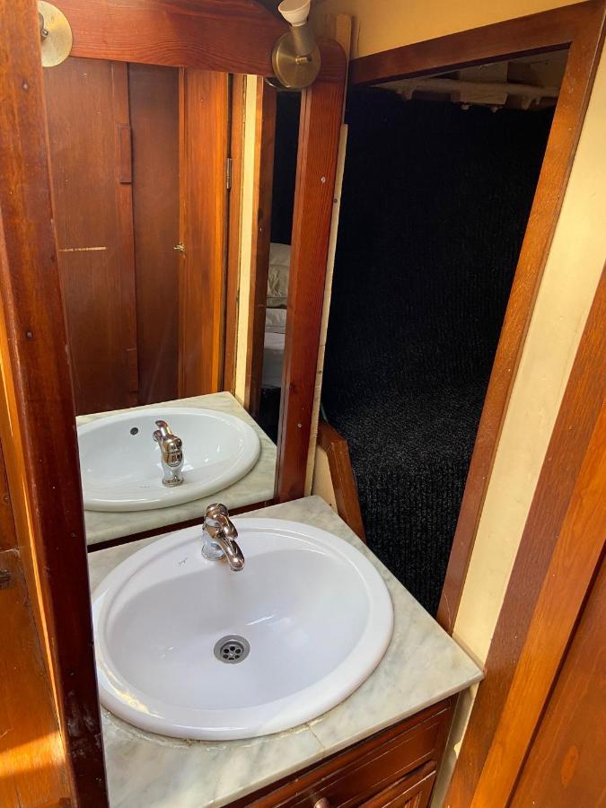 Fantastic Sailing Boat To Sleep In Barcelona Hotel Luaran gambar